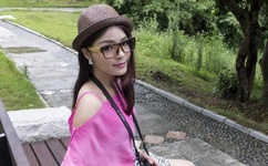 美女走过光吹裙子